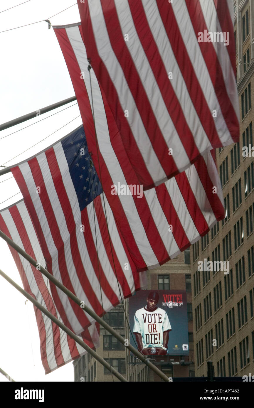 Stimmen Sie oder sterben Sie Pre Präsidentschaftswahlkampf 2004 und US-Flaggen auf einer Straße in New York USA, Januar 2005 Stockfoto