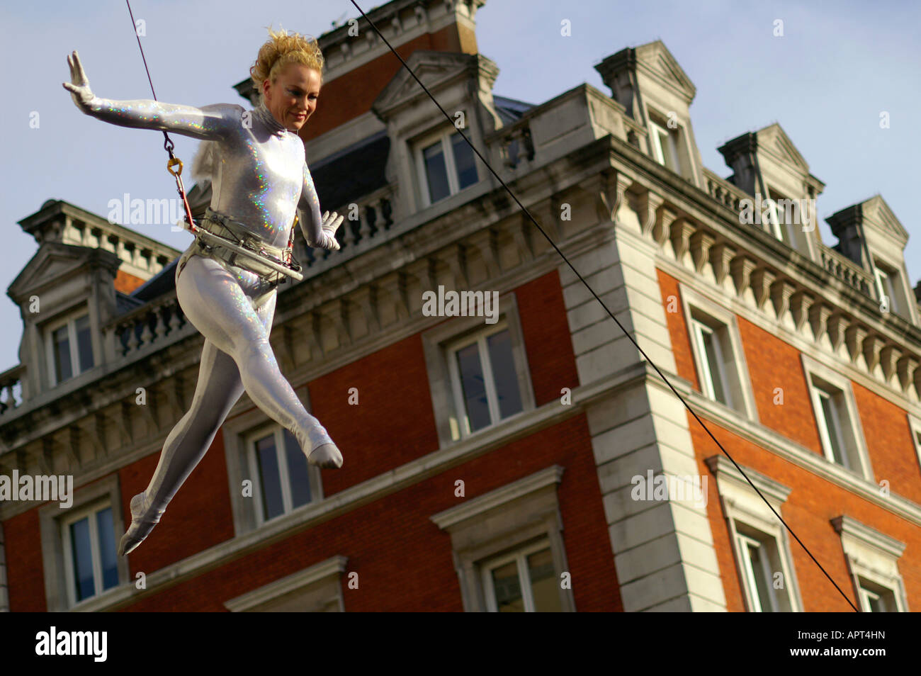 fliegende Engel-Frauen. Straßenkünstler in Covent Garden, London Stockfoto