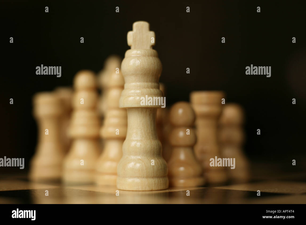 weißen König vor anderen weißen Schachfiguren Stockfoto