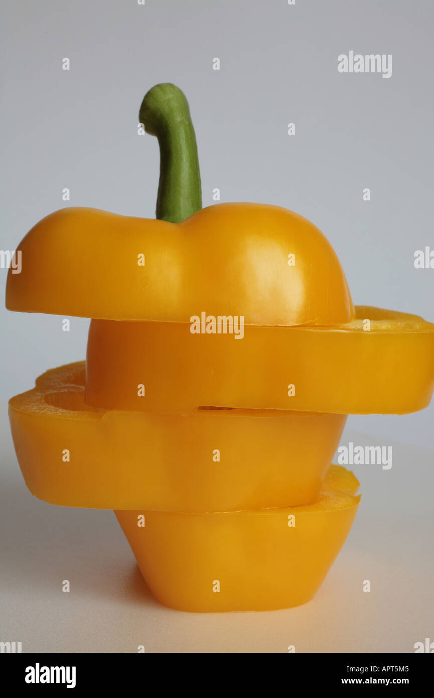Paprika in Scheiben geschnitten gelb gestapelt Stockfoto