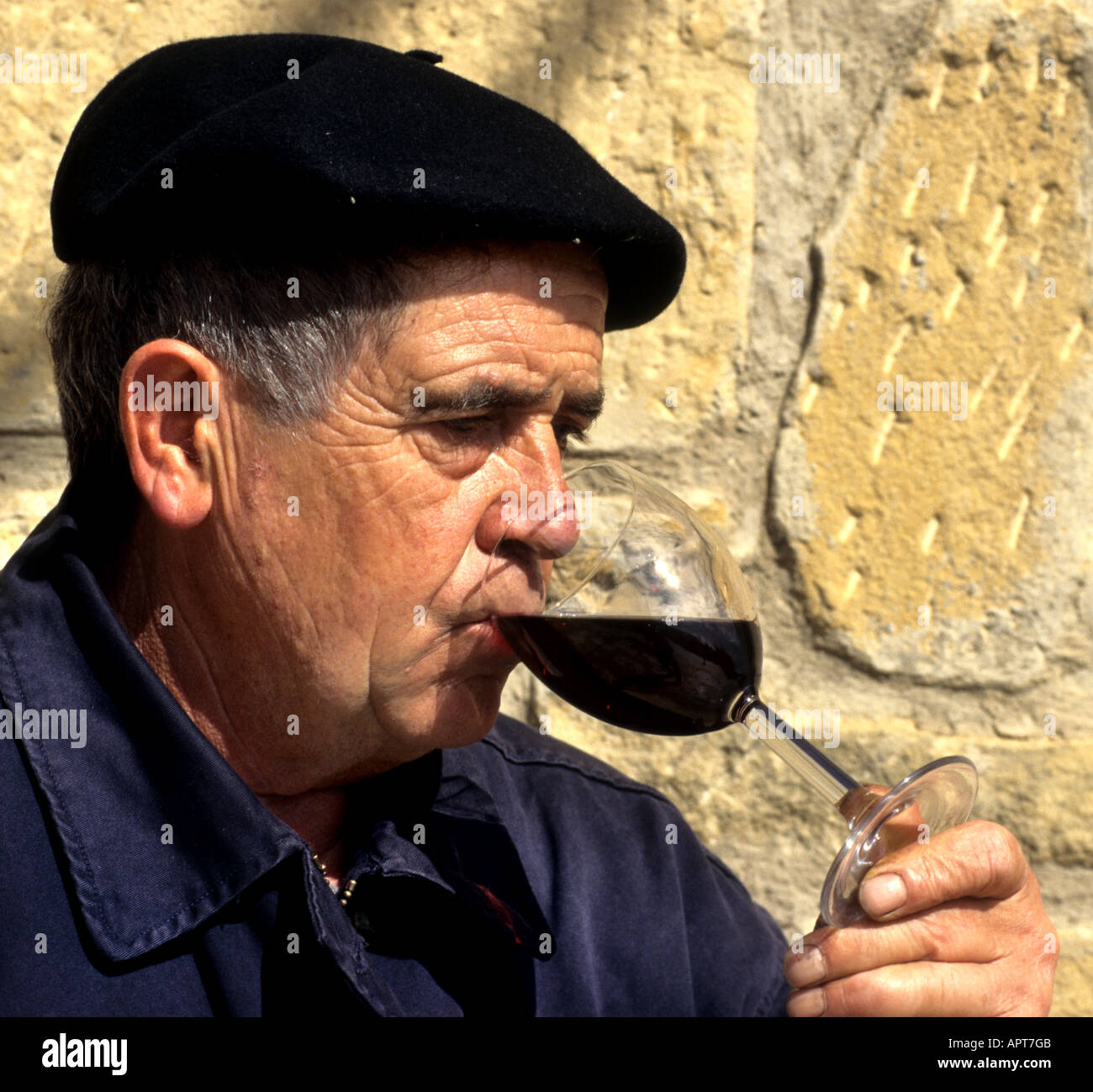 Rioja Mann Geschmack Test Probe Glas Wein Verkostung roten Baskenmütze haben nehmen Trinker Toper Säufer Stockfoto