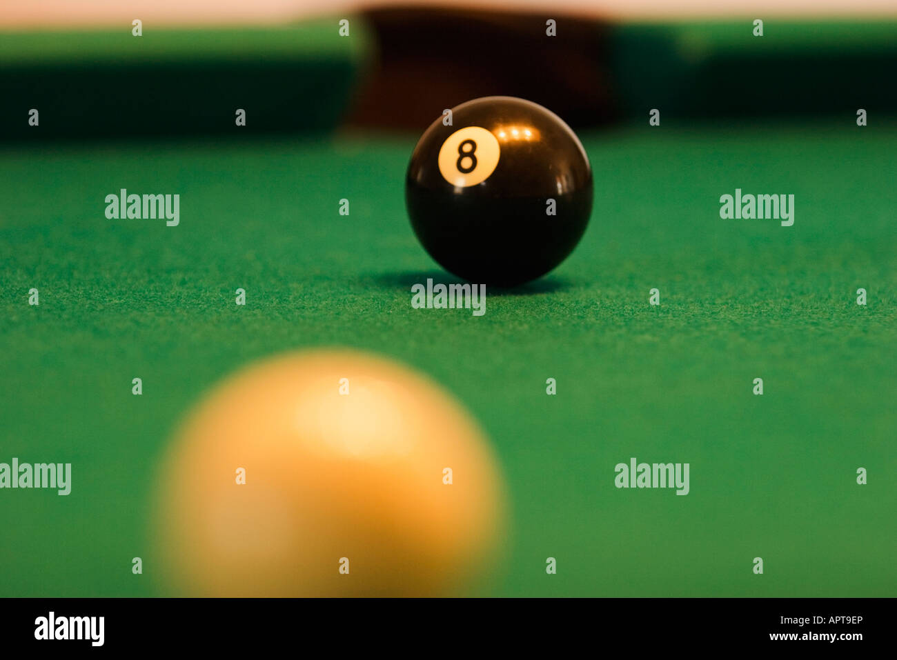 Eight Ball hinter dem Q-Ball auf einem Billardtisch Stockfoto