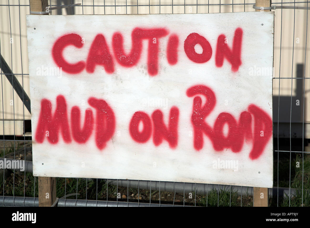 Rote Schrift Zeichen ACHTUNG Schlamm auf Straße Stockfoto