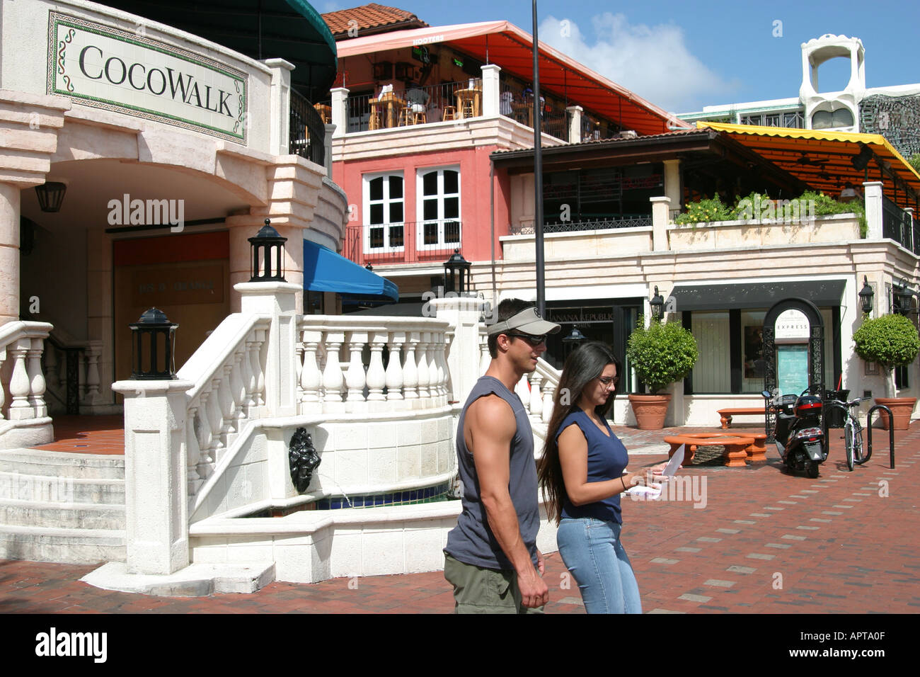 Miami Florida, Coconut Grove, CocoWalk, Shopping Shopper Shopper Shop Shops Markt Märkte Marktplatz Kauf Verkauf, Einzelhandel Geschäfte Business Bus Stockfoto