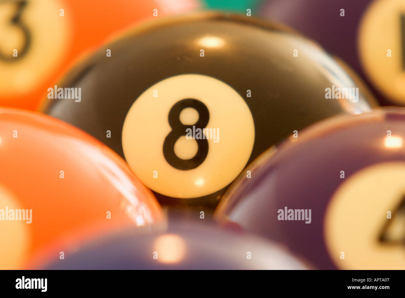 Der Nummer 8-Ball Pool gemischt mit anderen Billardkugeln Stockfoto