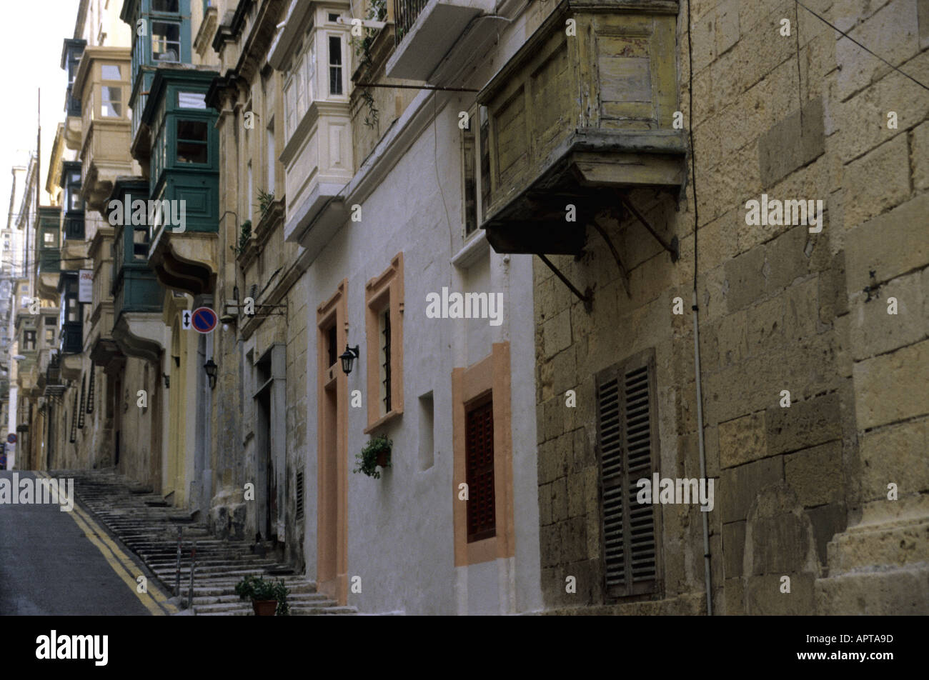 Ein gemaltes Haus entlang einer steilen Straße in Valletta Malta Stockfoto