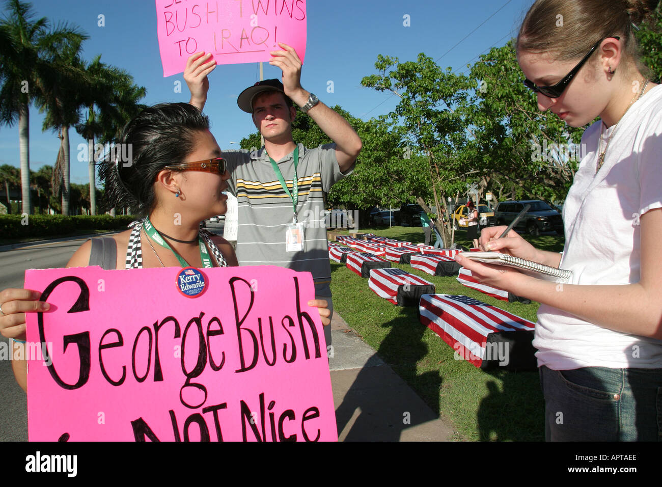 Miami Florida, Coral Gables, University of Miami, erste Bush Kerry Präsidentschaftsdebatte, Kampagnen, Protestaktionen, Erwachsene Erwachsene Frauen Frauen weibliche Dame, journa Stockfoto