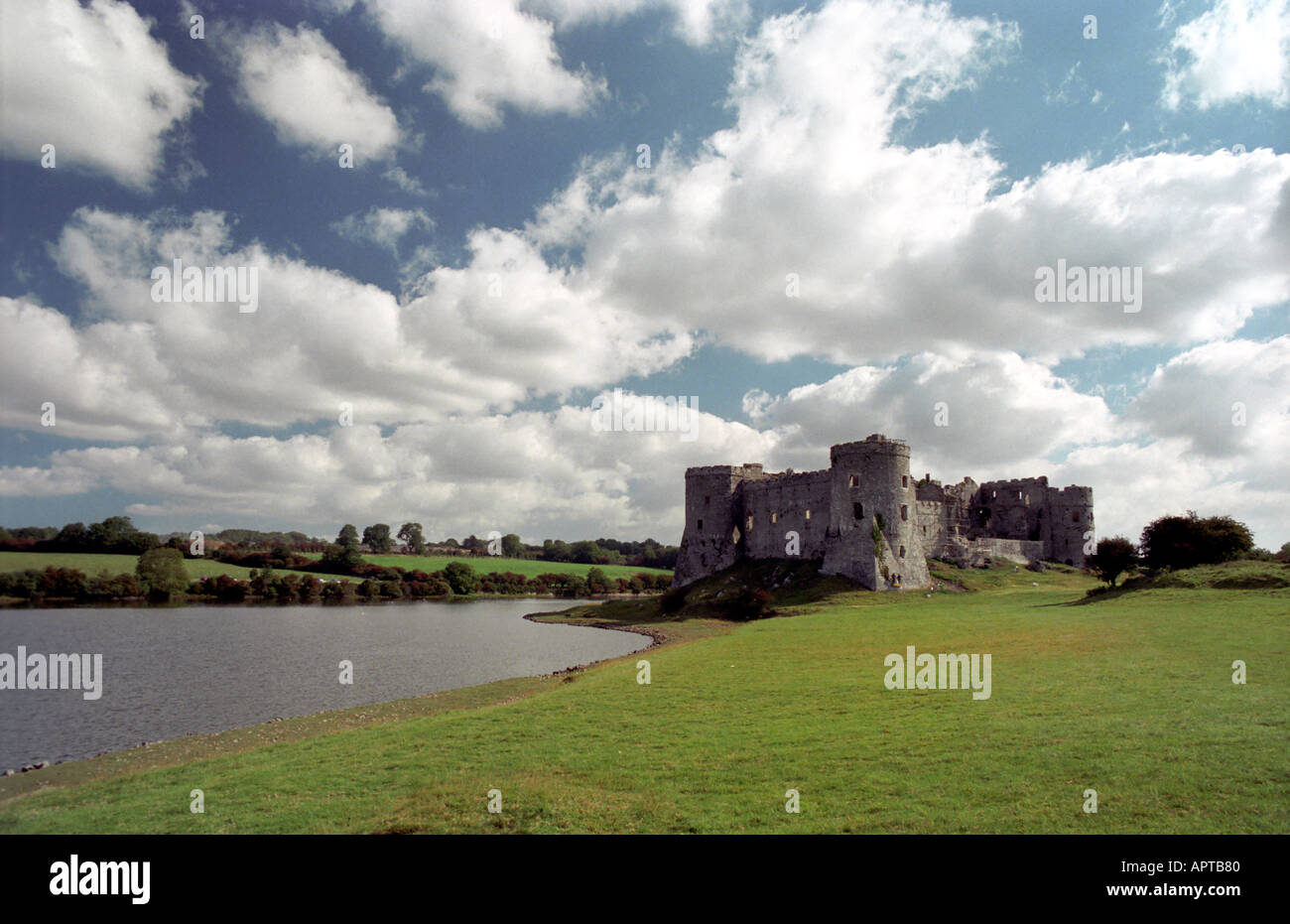 Carew Castle und Gezeiten-Mühle in Pembrokeshire Wales Stockfoto