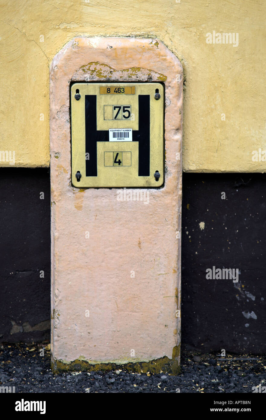 Gelbe Hydranten Wasser gegen die Wand Stockfoto