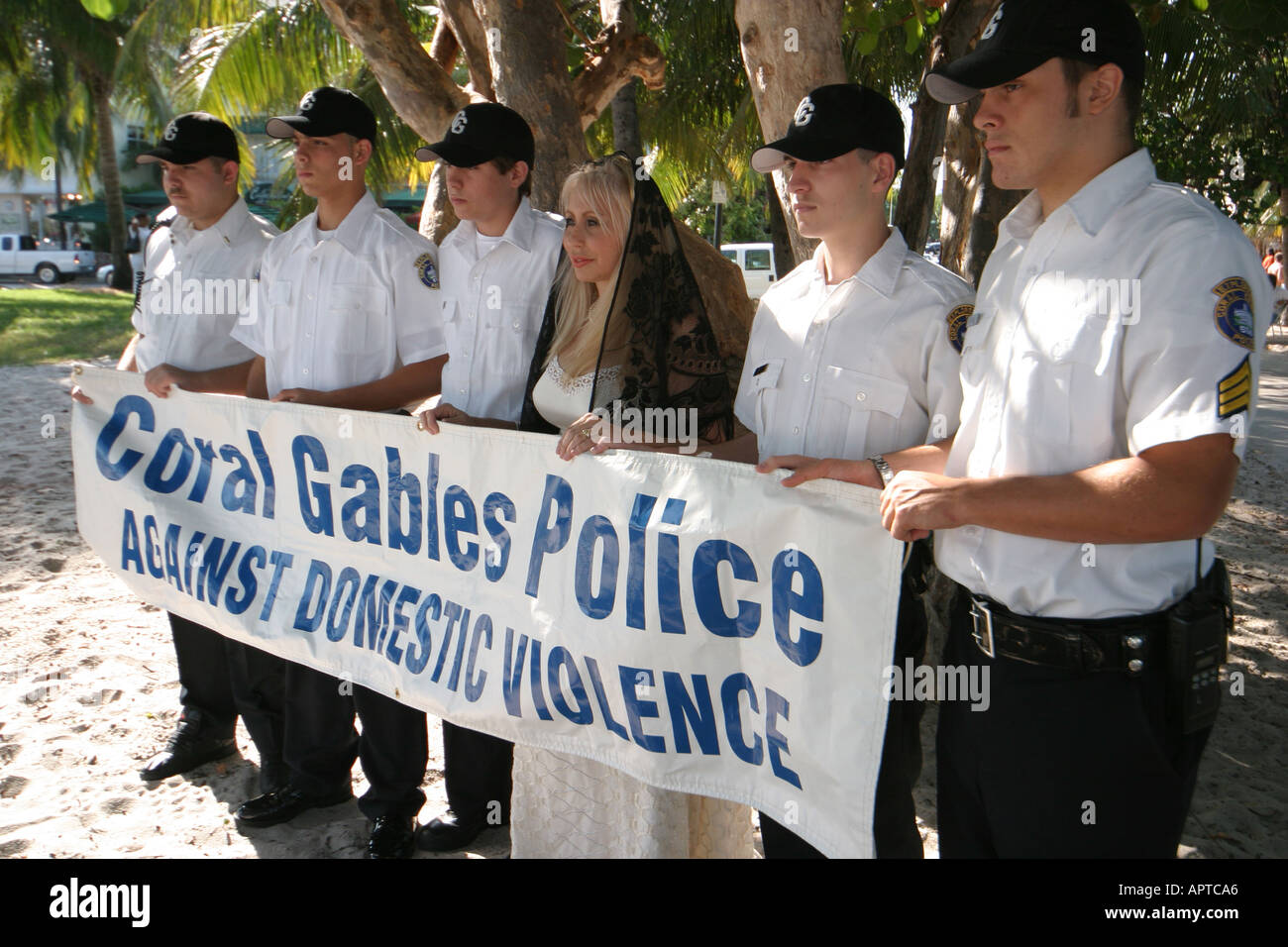 Miami Beach Florida, Ocean Drive, Lummus Park, Veranstaltung im März zu häuslicher Gewalt, Safespace Foundation, Coral Gables Police Explorers, Besucher reisen Stockfoto