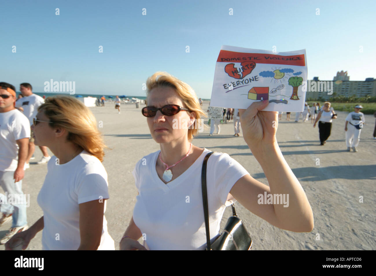 Miami Beach, Florida, Atlantikküste, Küste, Küste, Küste, Küste, Küste, Veranstaltung zum März häuslicher Gewalt, Safespace Foundation, Demonstranten, Schilder, Informationen, Stockfoto