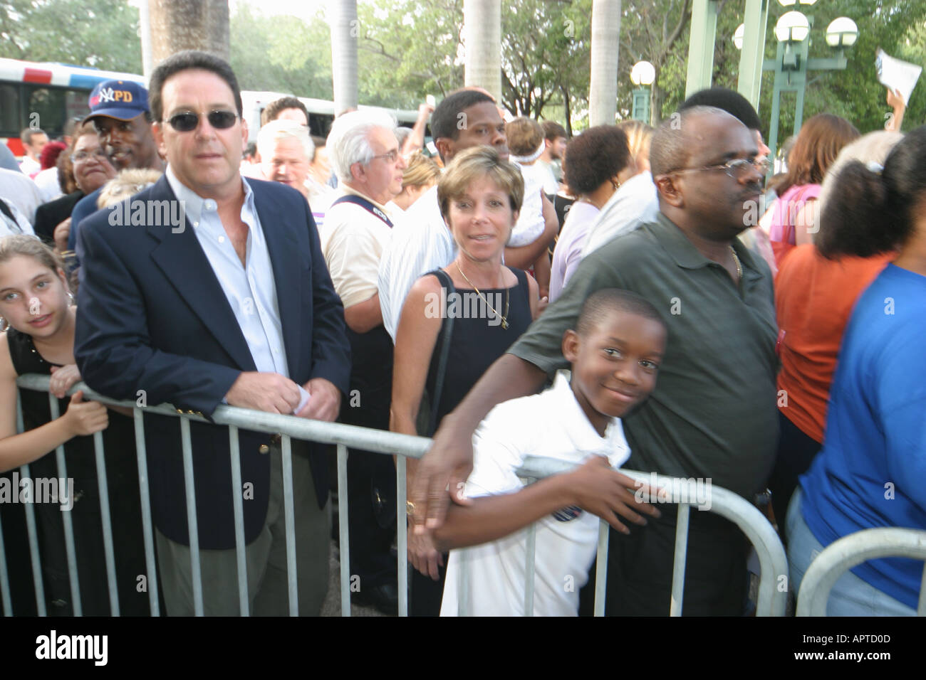 Miami Florida, Stephen P. Clark Government Center, Zentrum, Präsidentschaftswahlkampf der Demokratischen Partei, politisches Ereignis, Unterstützer, Linie, Schlange stehen, warten, Bar Stockfoto