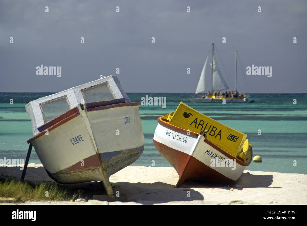 Aruba bunten Booten am weißen Sandstrand Stockfoto