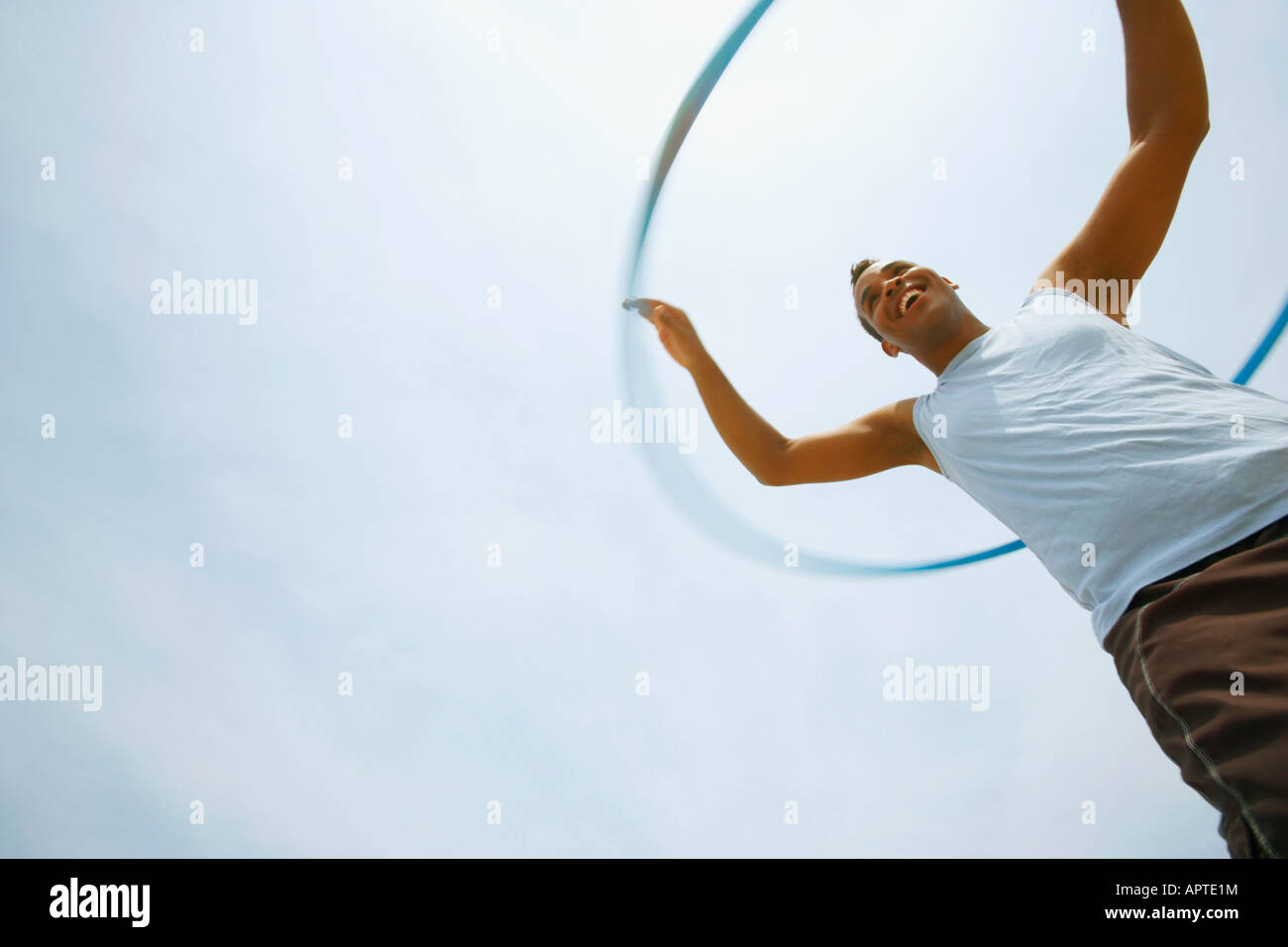 Hispanic Mann spielt mit Hula-Hoop Stockfoto