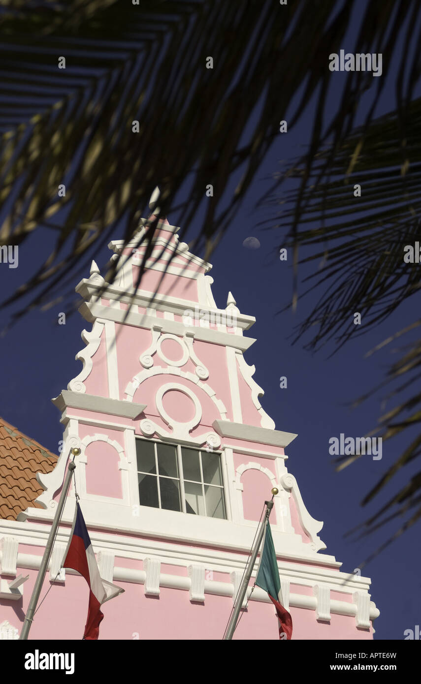 Oranjestad Pastell niederländischen Architekturdetail an Royal Plaza Fassade durch Palme Stockfoto