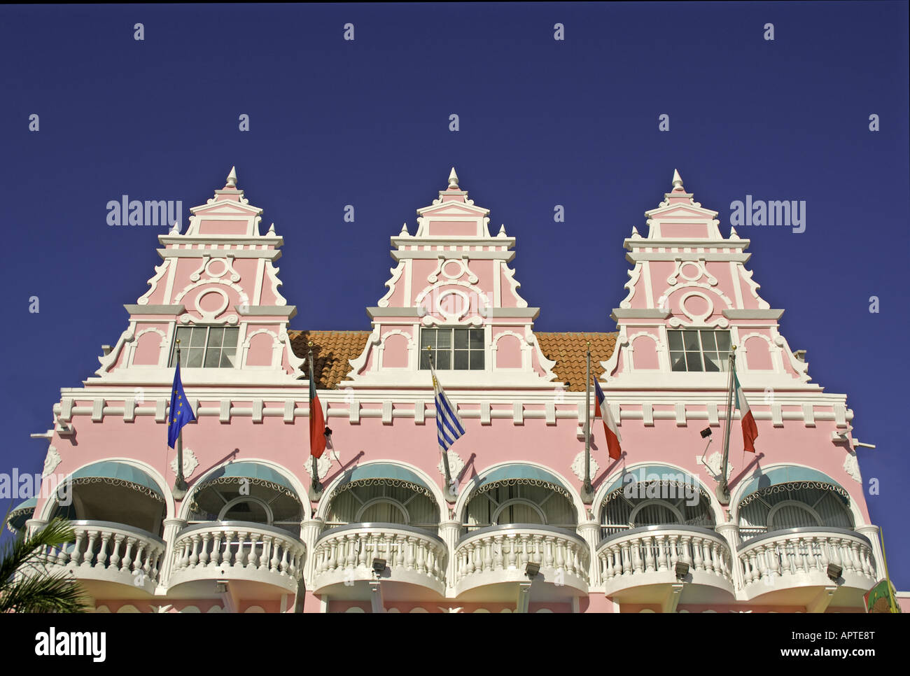 Oranjestad Pastell niederländischen Architekturdetail an Royal Plaza Fassade Stockfoto