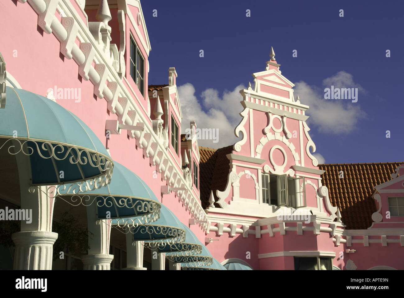 Oranjestad, Aruba Pastell niederländischen Architekturdetail an Royal Plaza Fassade Stockfoto