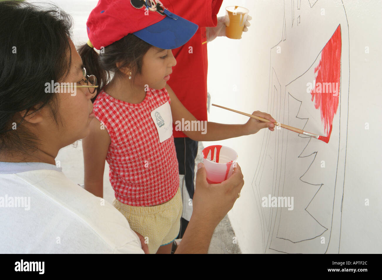 Miami Florida, Overtown, Hands-on-HandsAm Miami Day engagieren sich ehrenamtliche Freiwillige ehrenamtlich für Arbeiter, arbeiten zusammen, leisten Hilfe und helfen han Stockfoto