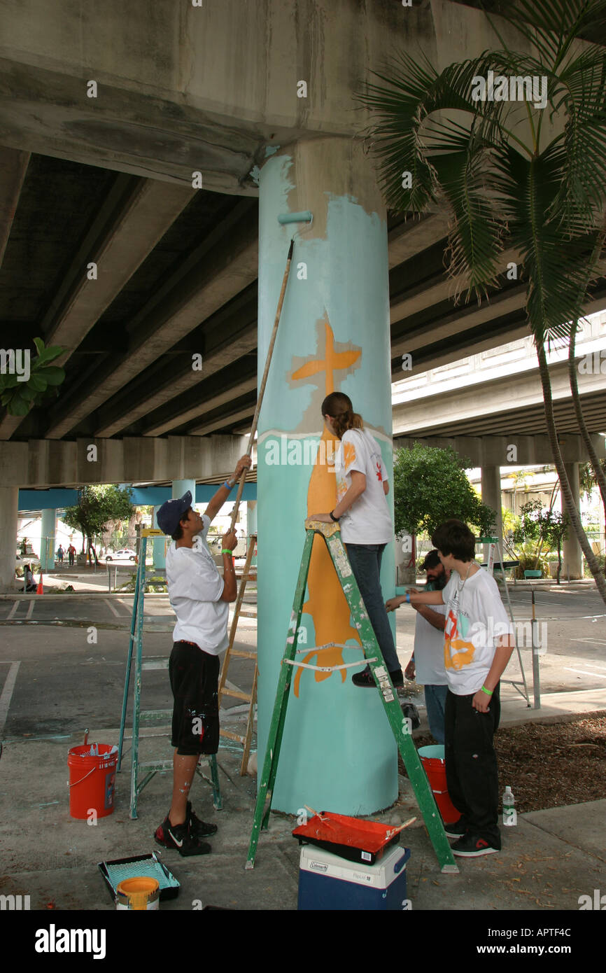 Miami Florida, Hands-on-HandsAm Miami Day engagieren sich ehrenamtliche Freiwillige ehrenamtlich als Arbeiter, arbeiten zusammen, um Hilfe zu leisten, helfende Hand, Hände wiebeln Stockfoto