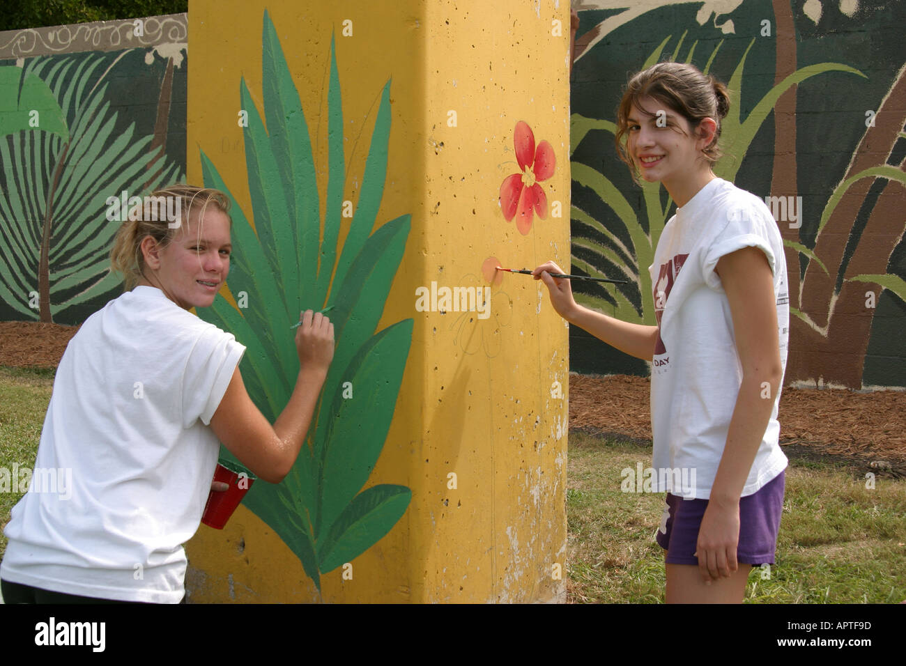 Miami Florida, South Miami Center, Zentrum, Freiwillige Freiwillige Freiwillige arbeiten Arbeiter, arbeiten zusammen helfen, helfende Hand, Nachbarschaft, Bewohner Stockfoto