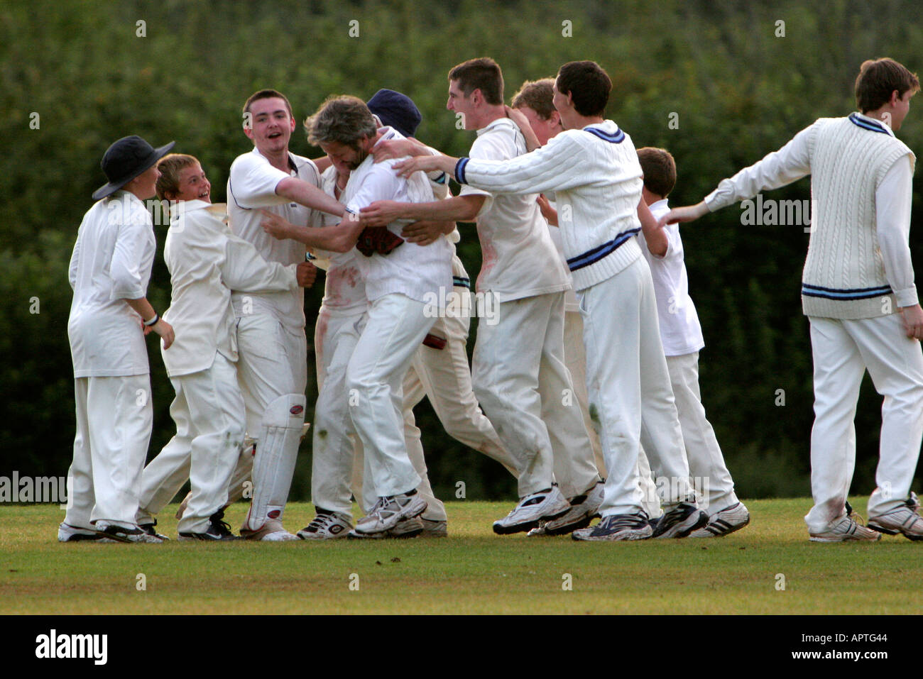 Dorf-Cricket-Spiel im Gange, die das Siegerteam feiert Stockfoto