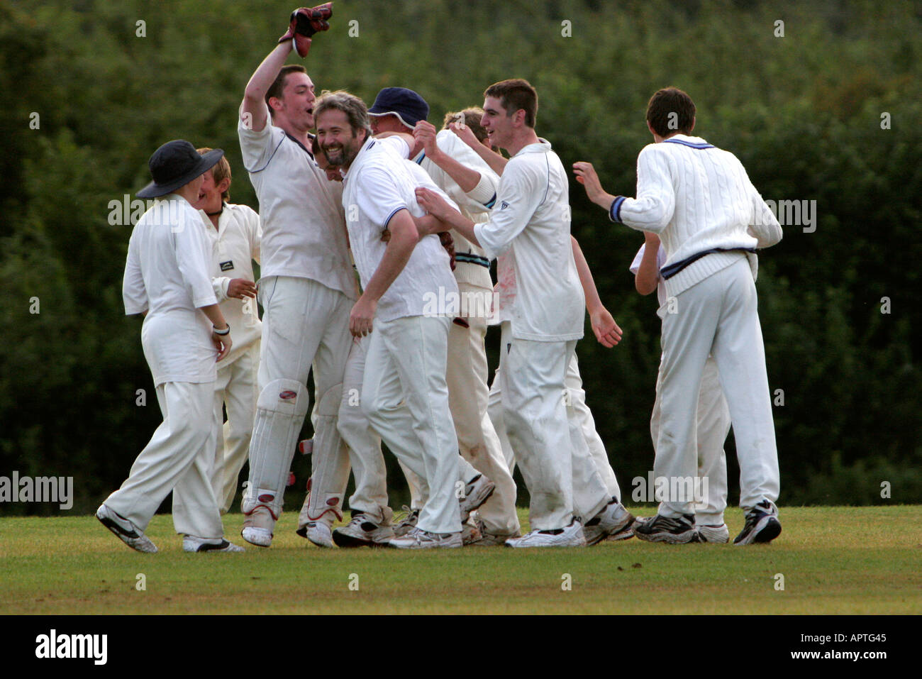 Dorf-Cricket-Spiel im Gange, die das Siegerteam feiert Stockfoto