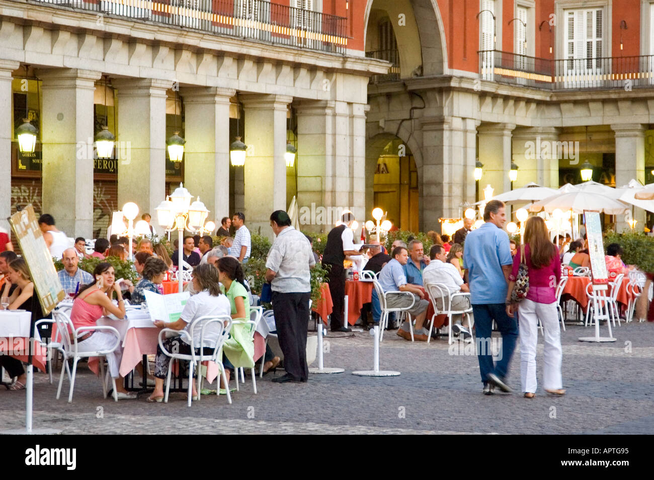 Leute sitzen außerhalb Restaurants in Plaza Mayor in alten zentralen Madrid Spanien Stockfoto