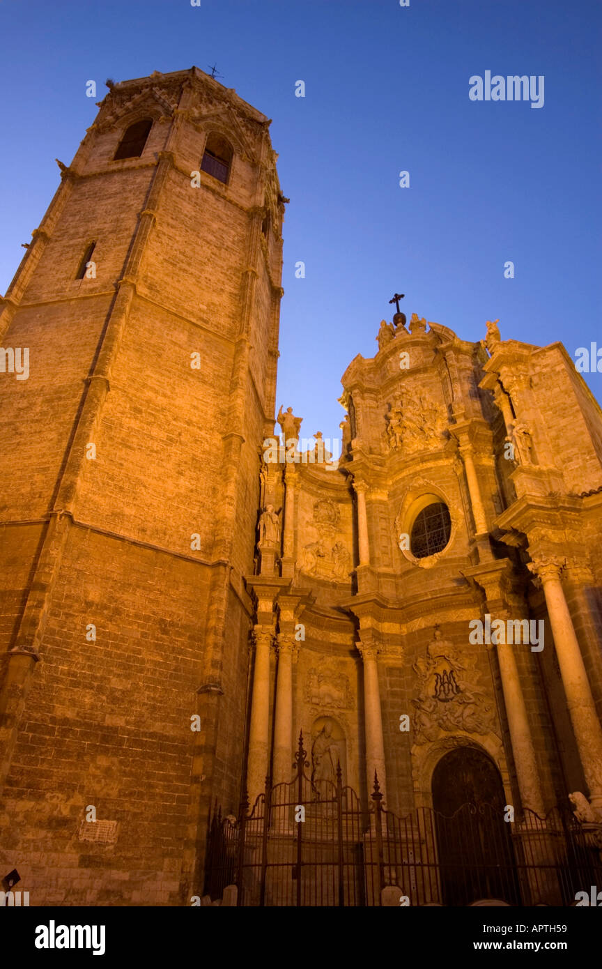 Haupteingang zur Kathedrale und Glockenturm Miguelete am Plaza De La Reina Valencia, Spanien Stockfoto