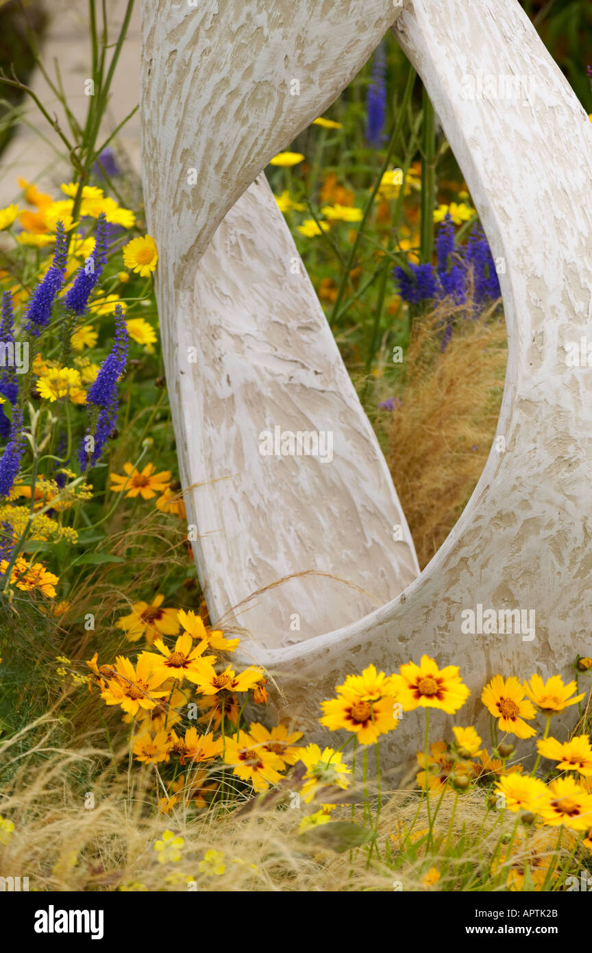 Tatton Flower Show Garten Skulptur geformt wie eine Figur 8 mit Helenium Wyndley und Ziergräser Stockfoto