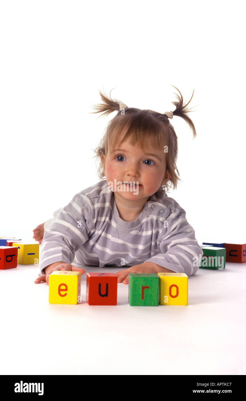 Kleines Kind macht das Wort Euro mit Steinen Stockfoto