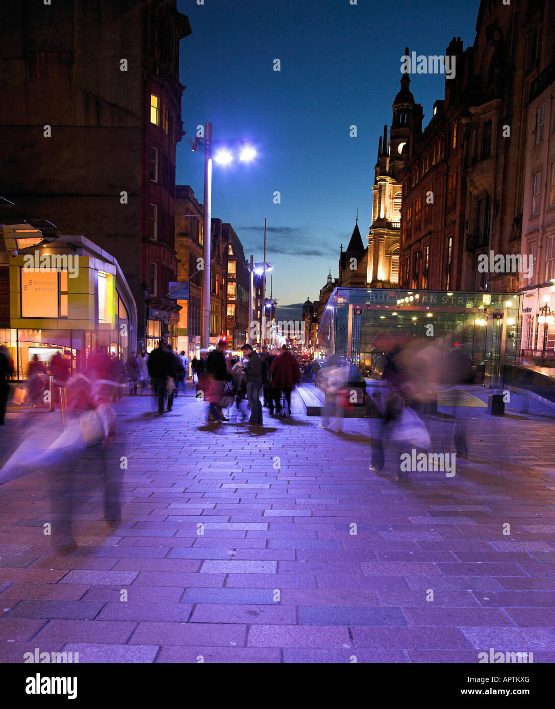 Buchanan Street Glasgow in der Dämmerung beschäftigt mit Menschen beim Einkaufen Stockfoto