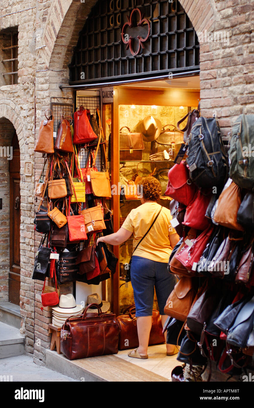 Italienische Ledertaschen für Verkauf in den Dorfladen in San Gimignano,  Toskana, Italien Stockfotografie - Alamy