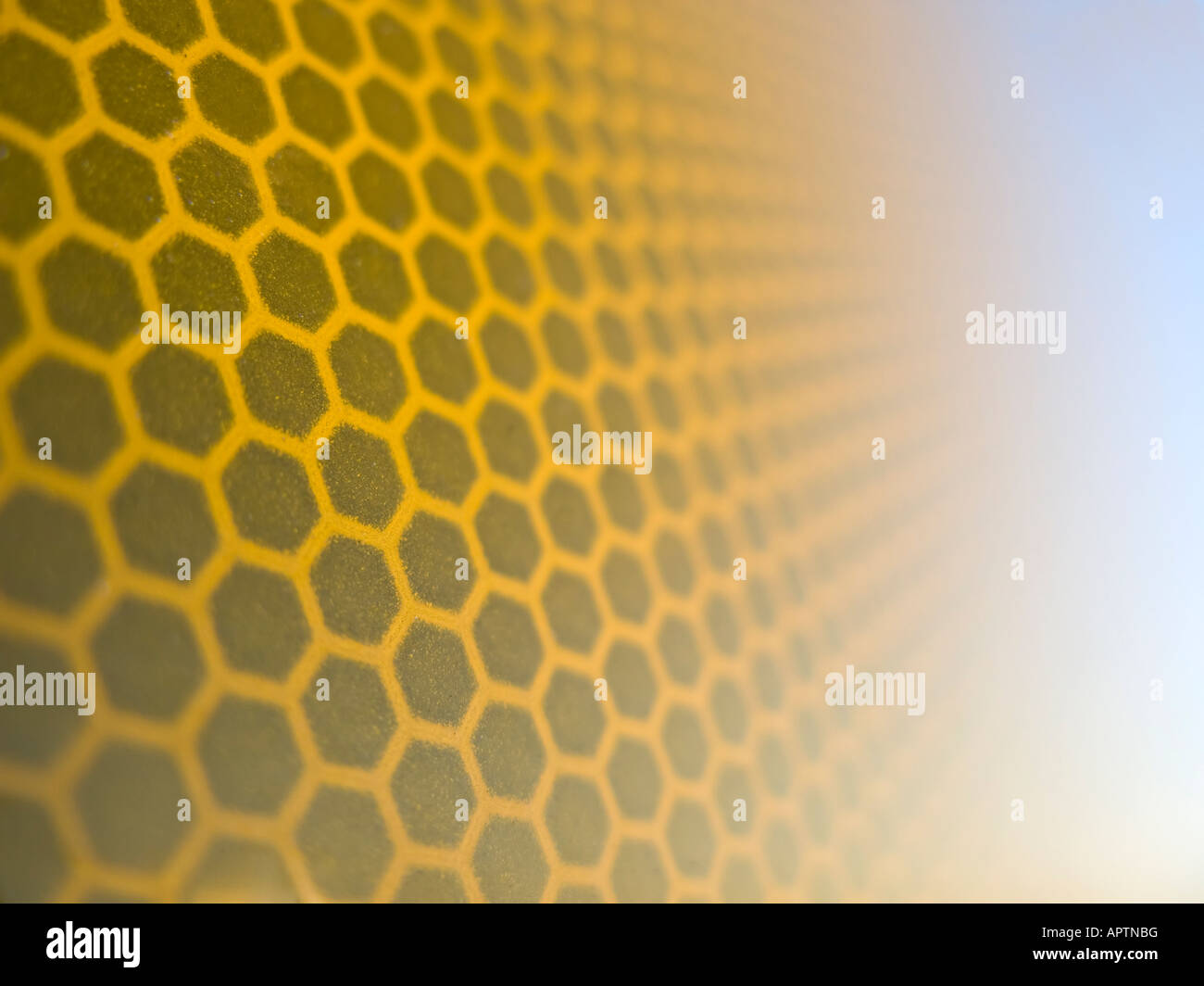 Reflektierende Wabenstruktur aus ein Verkehrsschild Stockfoto