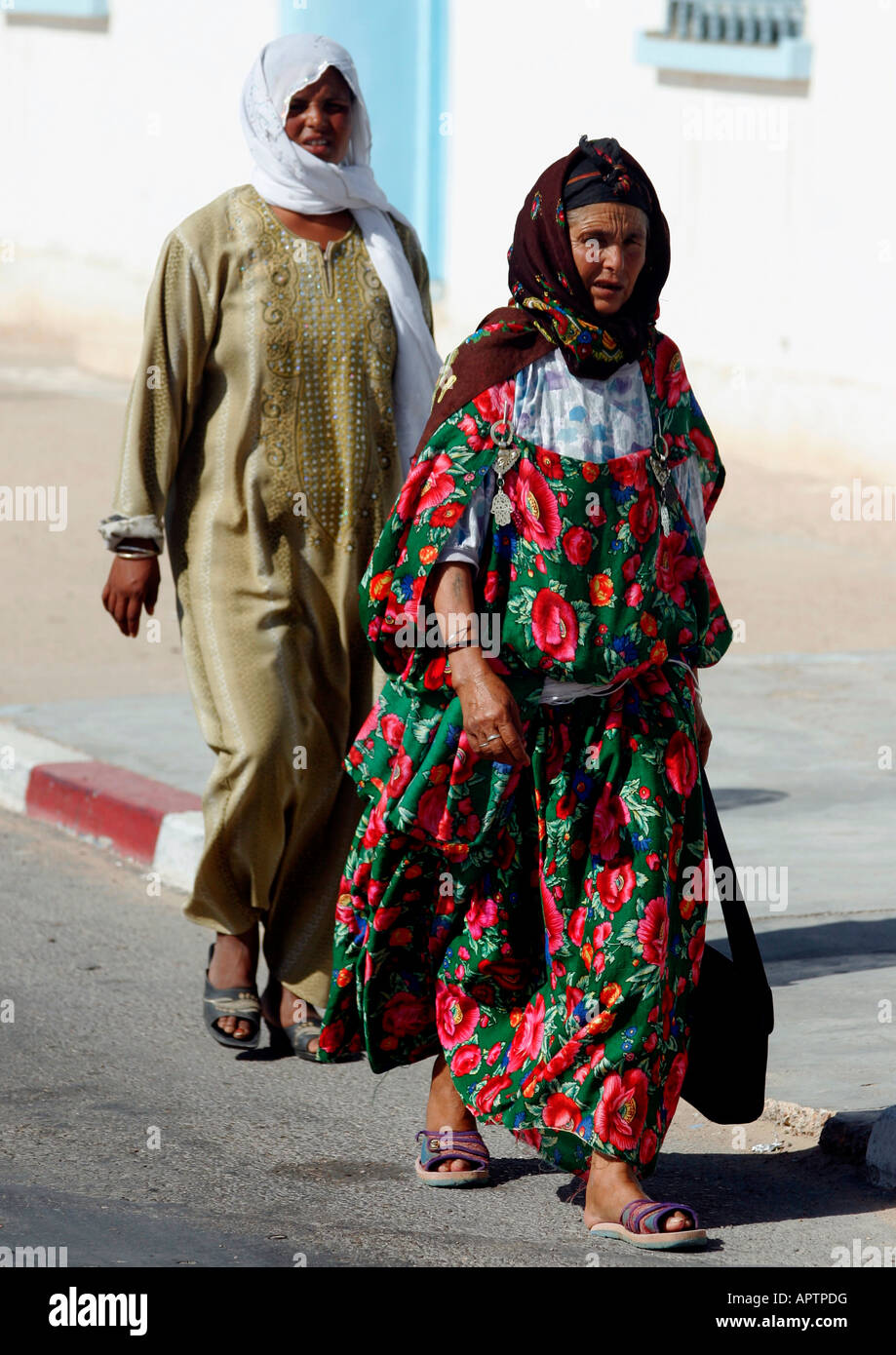 Zwei Frauen auf der Straße in Kairouan, Tunesien. Stockfoto