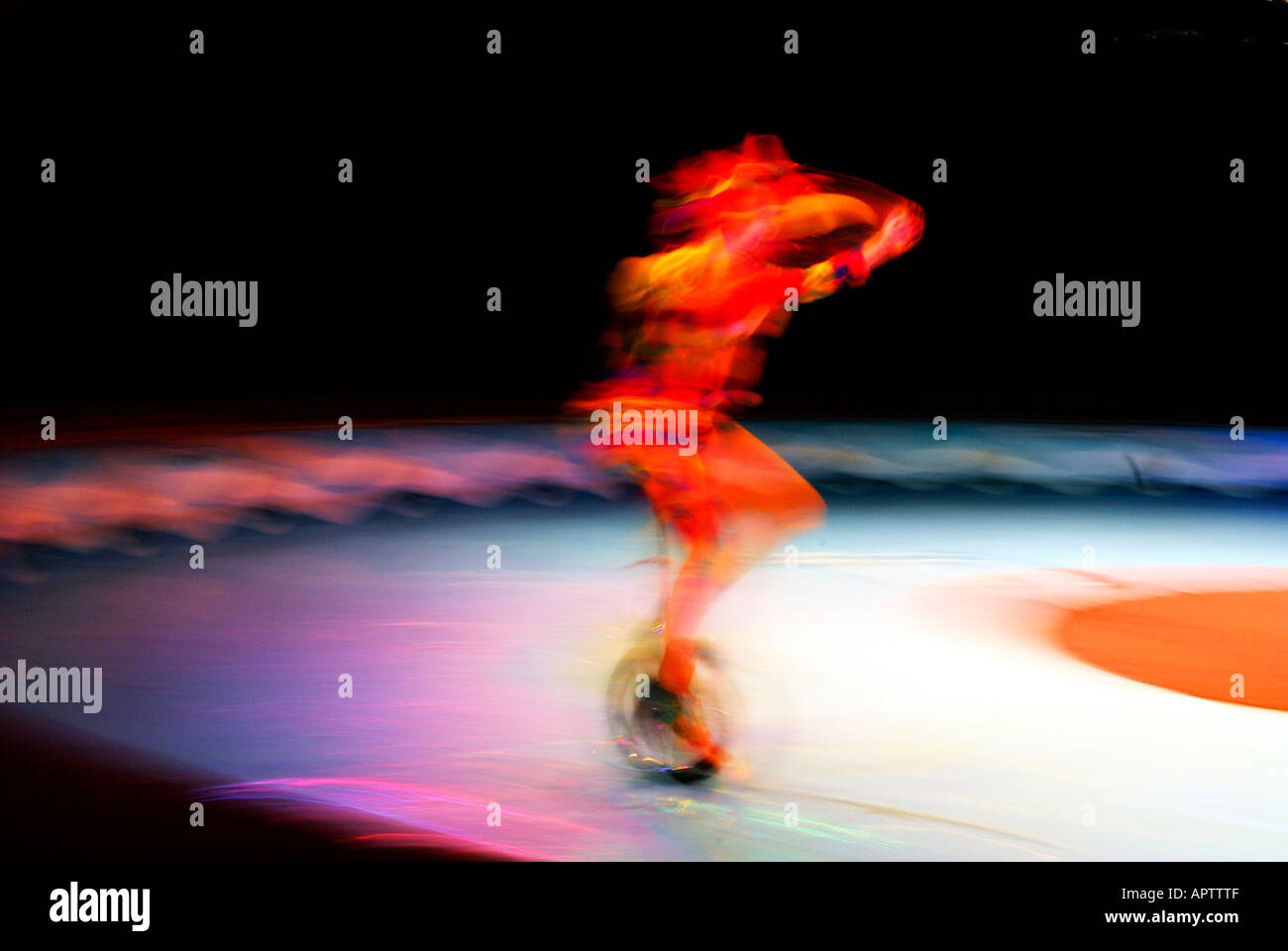 Zirkus Jongleur auf Einrad im Ring Stockfoto