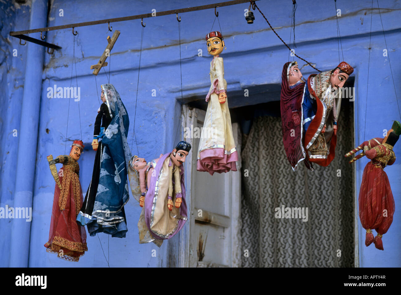 Verschiedene Puppen in einem Straßenladen, Udaipur IN ANGEZEIGT Stockfoto