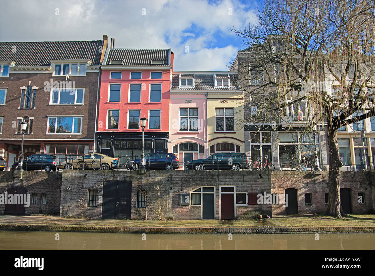 Bunte Niederländisch beherbergt neben einem Kanal in Utrecht, Holland Stockfoto