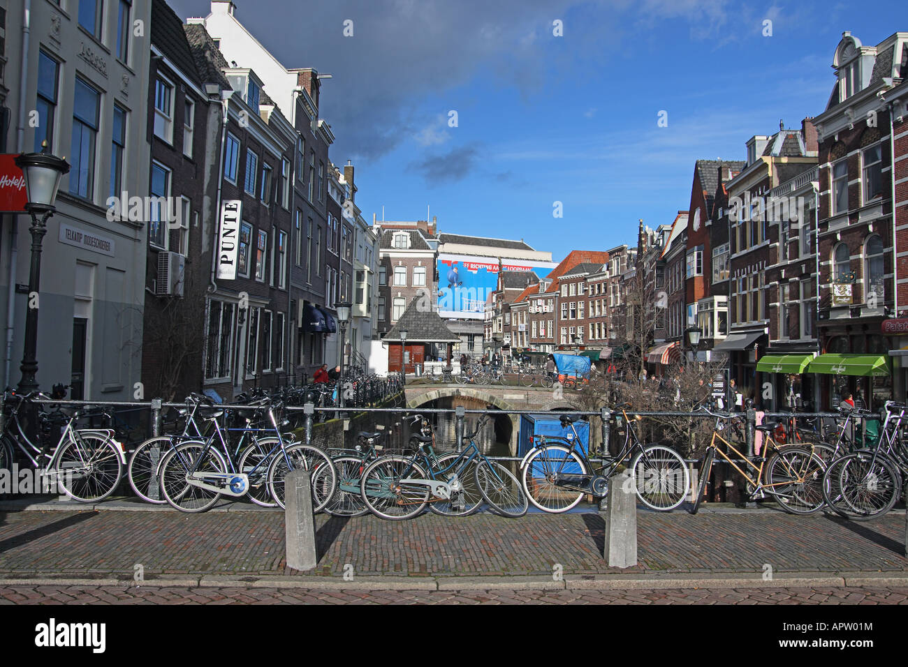 Fahrräder neben einem Kanal in Utrecht, Holland Stockfoto