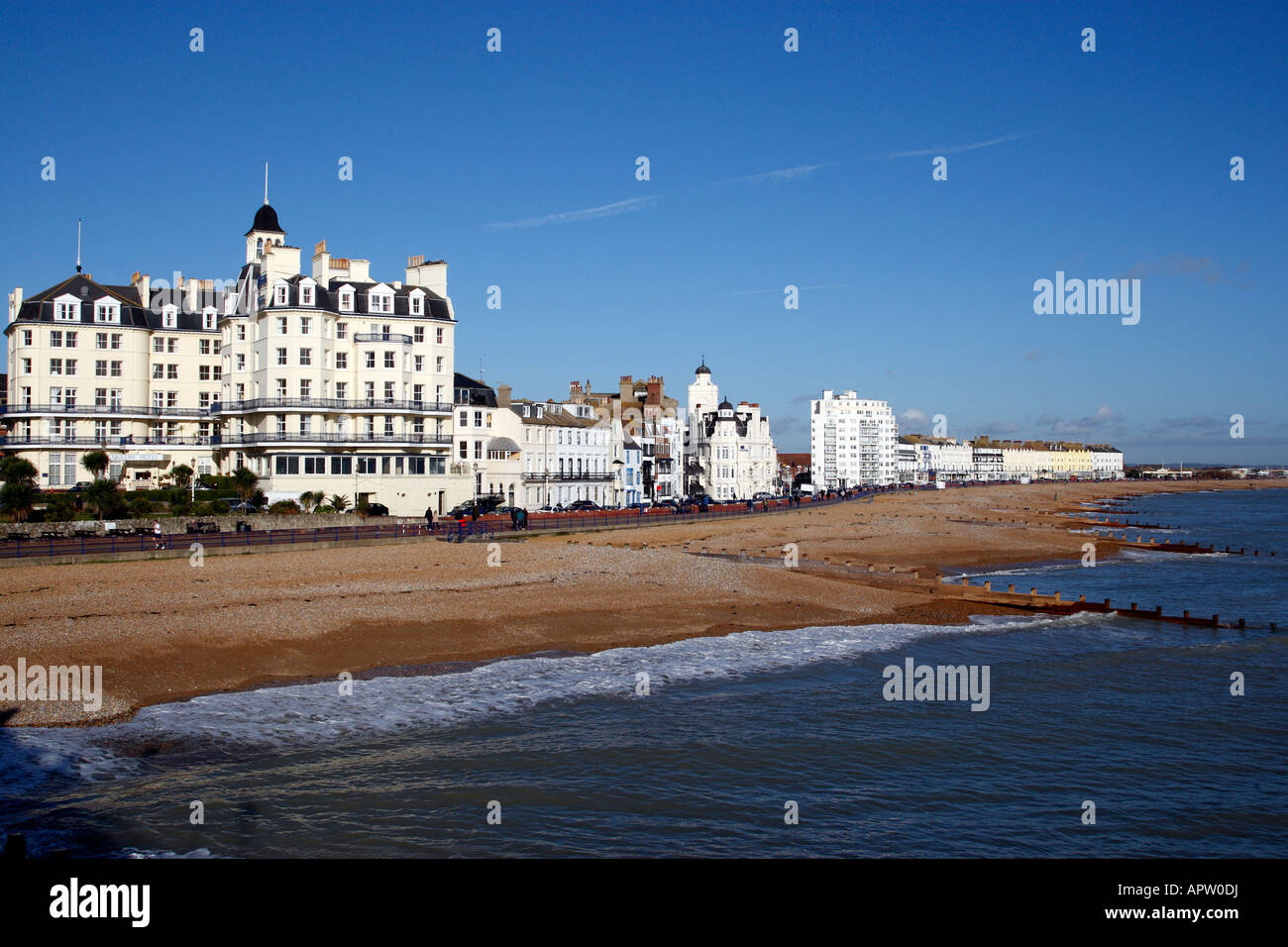 Blick entlang der marine Parade durch königliche Parade von Eastbourne Pier Eastbourne East Sussex England uk Stockfoto