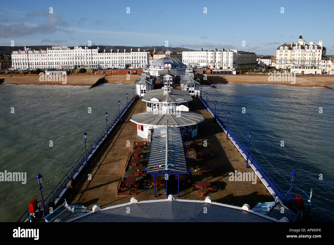 Anzeigen von Eastbourne Pier mit Blick auf die Stadt direkt am Meer Eastbourne East Sussex England Vereinigtes Königreich Stockfoto