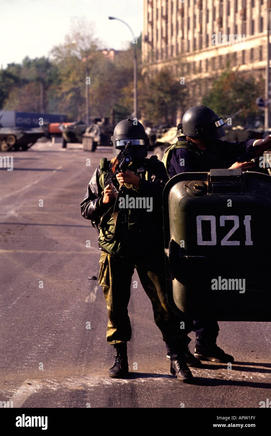 1993 russische Verfassungskrise. Russische Soldaten, loyal zur Jelzin-Regierung, außerhalb des Russischen Weißen Hauses. Oktober 04. Stockfoto