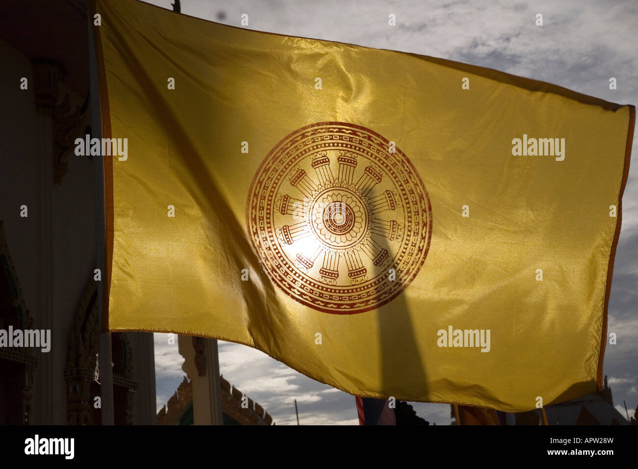 Die gelbe Flagge von König Bhumibol Adulyadej aus Thailand fliegt am Phala Beach Wat, in der Nähe von Rayong, Thailand. Stockfoto