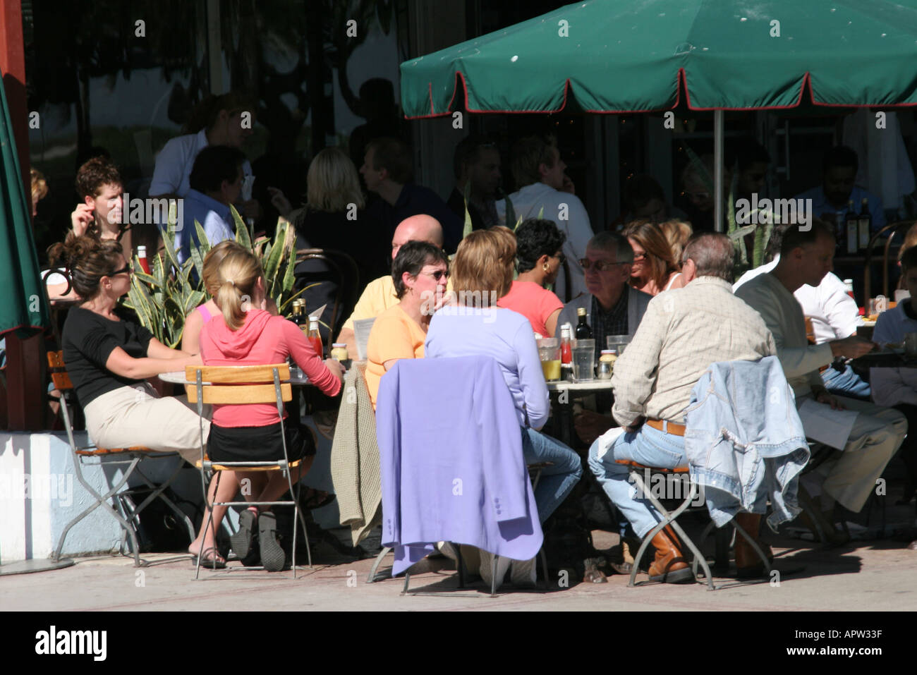 Miami Beach Florida, South Beach, Ocean Drive, News Cafe, Restaurant Restaurants Essen Essen Essen Essen Essen gehen Cafe Cafes Bistro, Außenweg im Freien offen Stockfoto Miami Beach Florida, South Beach, Ocean Drive, News Cafe, Restaurant Restaurants Essen Essen Essen Essen Essen gehen Cafe Cafes Bistro, Außenweg im Freien offen Stockfoto
