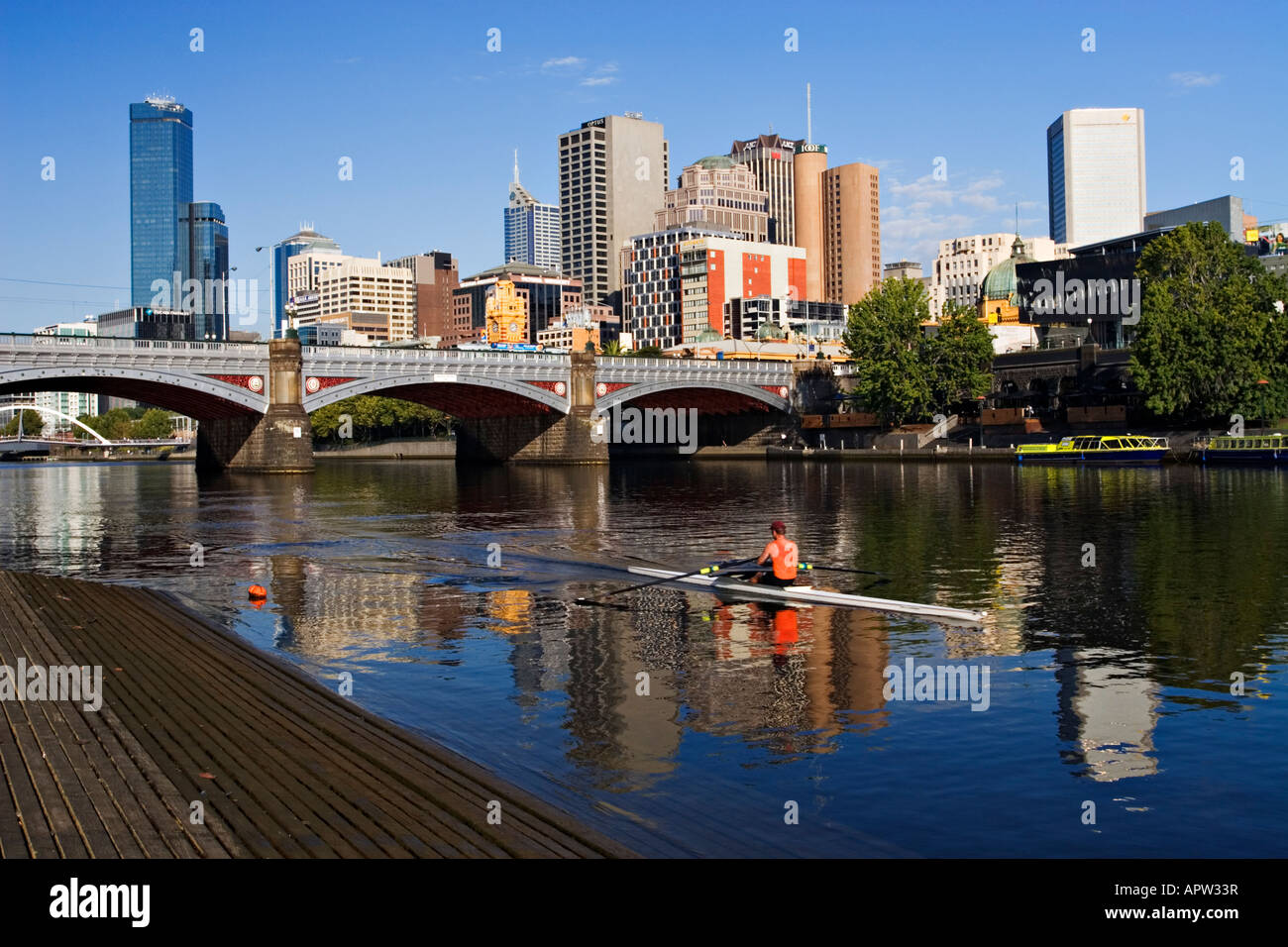 Skyline von Melbourne / malerische Aussicht auf den Yarra River und die historische Princes Bridge. Stockfoto