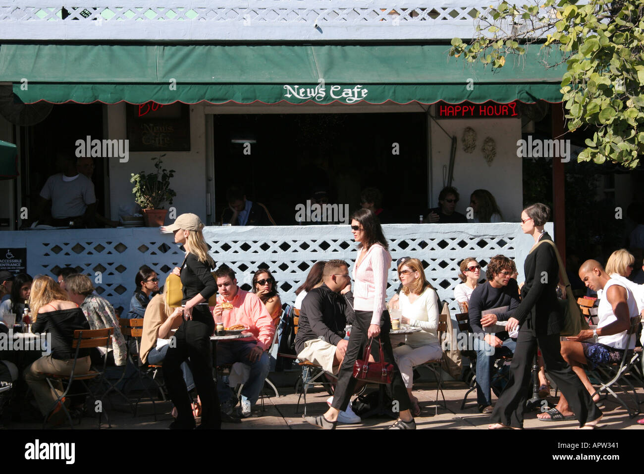 Miami Beach Florida, South Beach, Ocean Drive, News Cafe, Restaurant Restaurants Essen Essen Essen Essen Essen gehen Cafe Cafes Bistro, Außenweg im Freien offen Stockfoto Miami Beach Florida, South Beach, Ocean Drive, News Cafe, Restaurant Restaurants Essen Essen Essen Essen Essen gehen Cafe Cafes Bistro, Außenweg im Freien offen Stockfoto