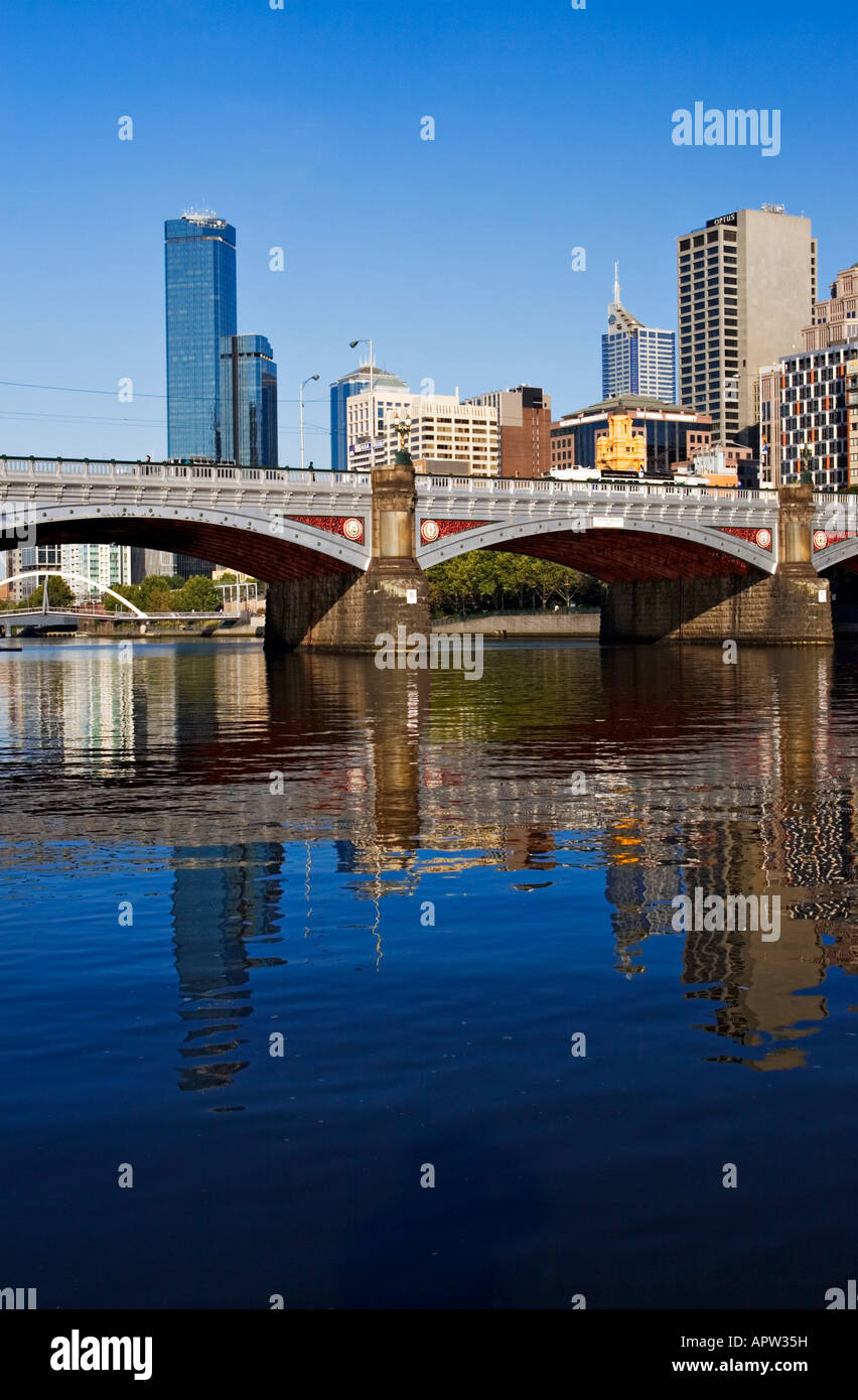 Skyline von Melbourne / malerische Aussicht auf den Yarra River und die historische Princes Bridge. Stockfoto