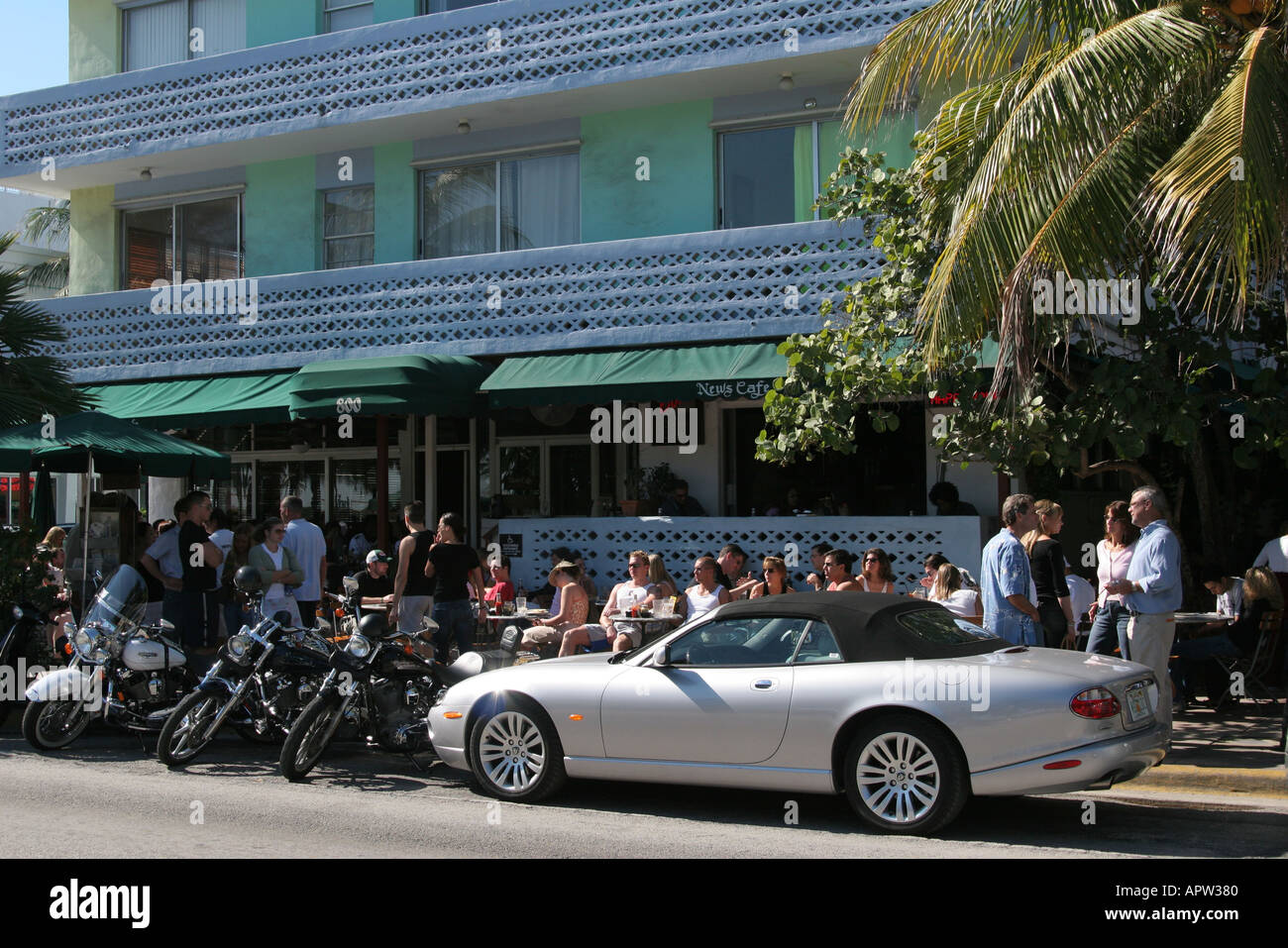Miami Beach Florida, South Beach, Ocean Drive, News Cafe, Restaurant Restaurants Essen Essen Essen Essen Essen Essen gehen Cafe Cafés Bistro, Jaguar XK, Motorräder, al fresco Stockfoto Miami Beach Florida, South Beach, Ocean Drive, News Cafe, Restaurant Restaurants Essen Essen Essen Essen Essen Essen gehen Cafe Cafés Bistro, Jaguar XK, Motorräder, al fresco Stockfoto