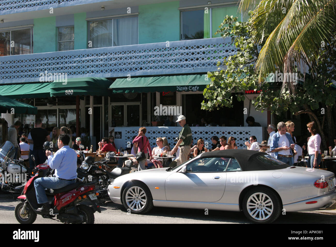 Miami Beach Florida, South Beach, Ocean Drive, News Cafe, Restaurant Restaurants Essen Essen Essen Essen Essen Essen gehen Cafe Cafés Bistro, Jaguar XK, Motorroller Roller Stockfoto Miami Beach Florida, South Beach, Ocean Drive, News Cafe, Restaurant Restaurants Essen Essen Essen Essen Essen Essen gehen Cafe Cafés Bistro, Jaguar XK, Motorroller Roller Stockfoto