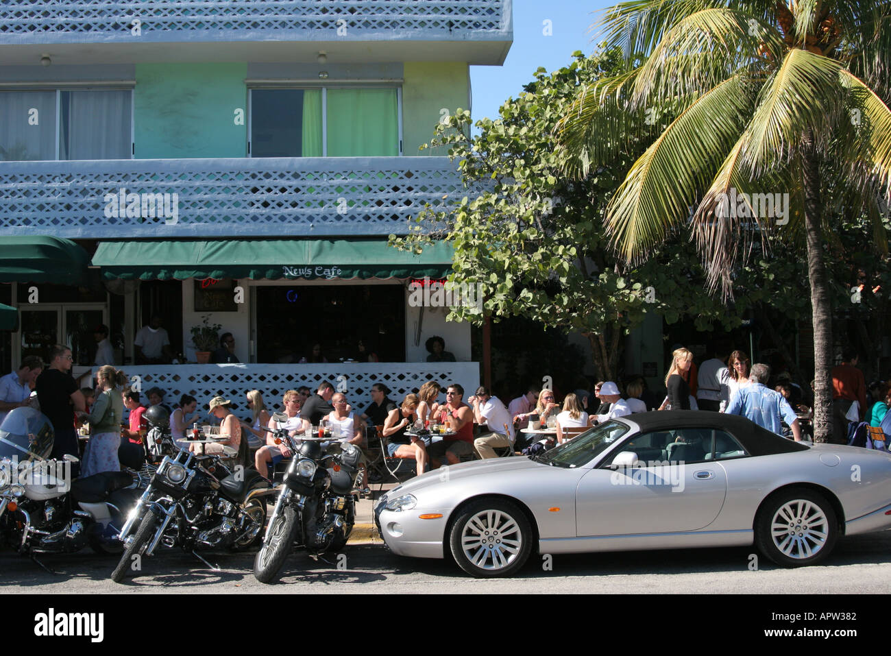 Miami Beach Florida, South Beach, Ocean Drive, News Cafe, Restaurant Restaurants Essen Essen Essen Essen Essen Essen gehen Cafe Cafés Bistro, Jaguar XK, Motorräder, al fresco Stockfoto Miami Beach Florida, South Beach, Ocean Drive, News Cafe, Restaurant Restaurants Essen Essen Essen Essen Essen Essen gehen Cafe Cafés Bistro, Jaguar XK, Motorräder, al fresco Stockfoto
