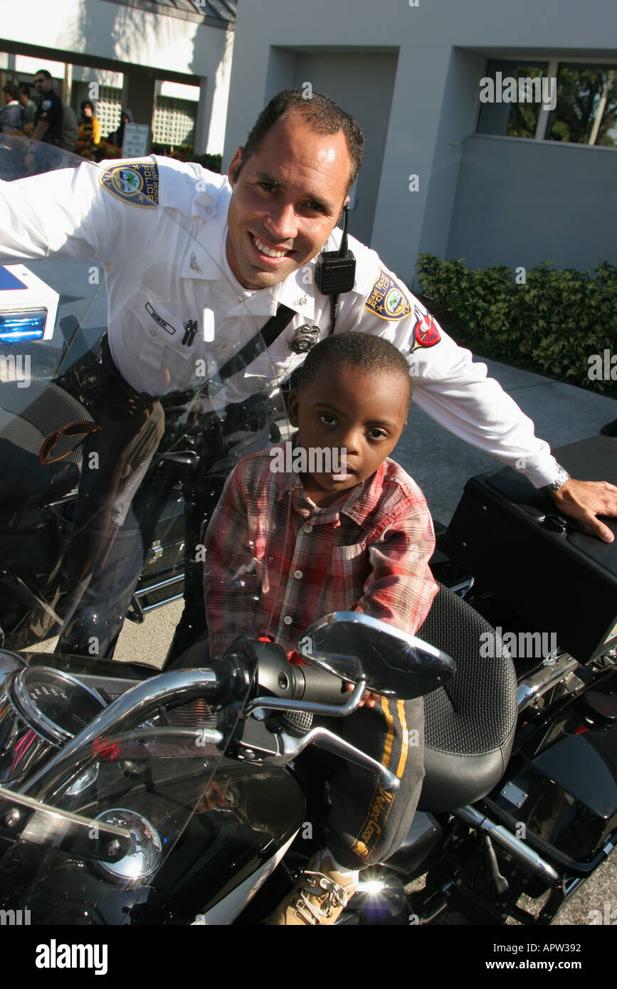 Miami Florida, Ostersiegelfest jährliche Feiertagsfeier, brüderlicher Polizeiorden Charity-Kind, Kinder, Motorrad, Transport, Fahrzeug, Gleichgewicht, FL121404063 Stockfoto